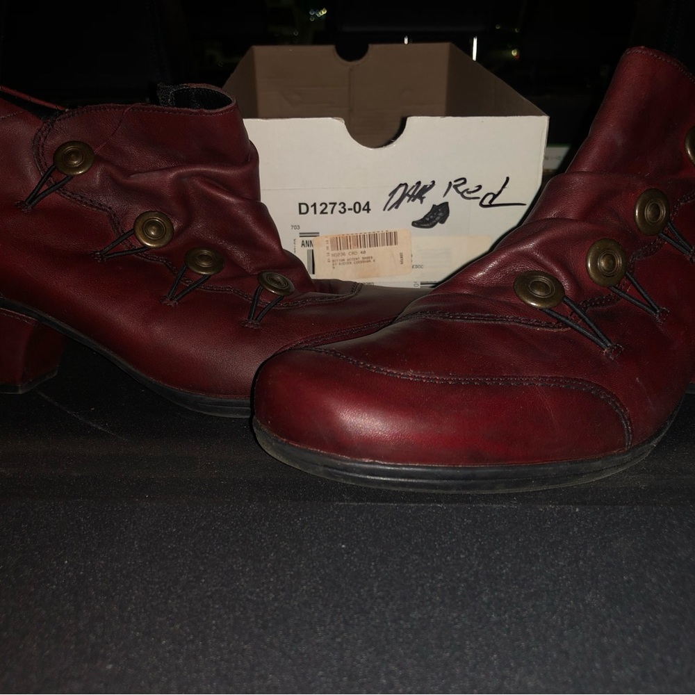 Women’s remonte short boots. Size 8 and 1/2. Excellent condition in box